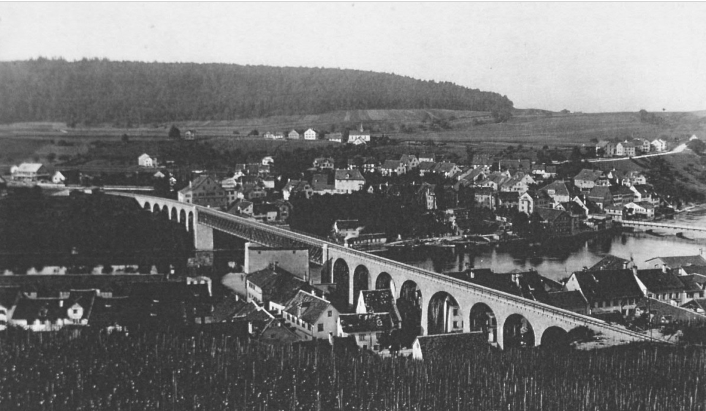Die Eisenbahn auf der Fahrt von Schaffhausen nach Feuerthalen um 1910.