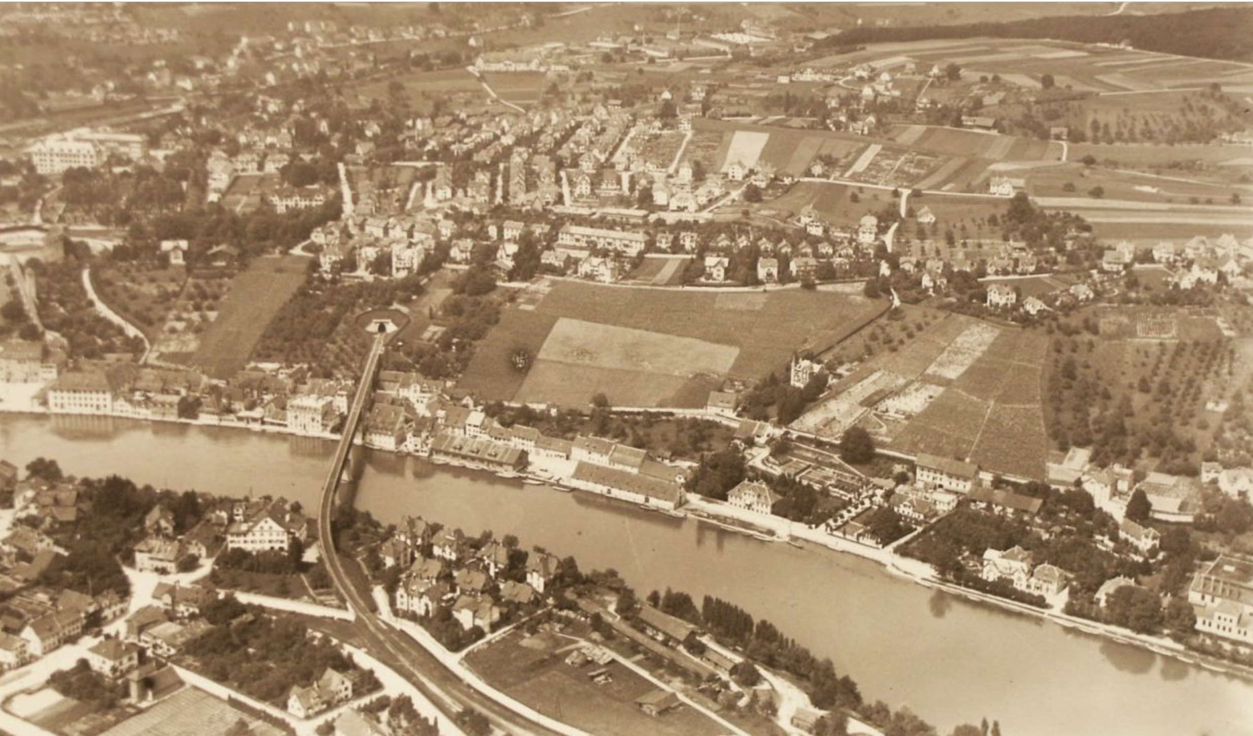 Flugaufnahme von 1921. 1897 entscheidet das Bundesgericht, dass der ganze Rhein zum Kantonsgebiet Schaffhausens gehört.