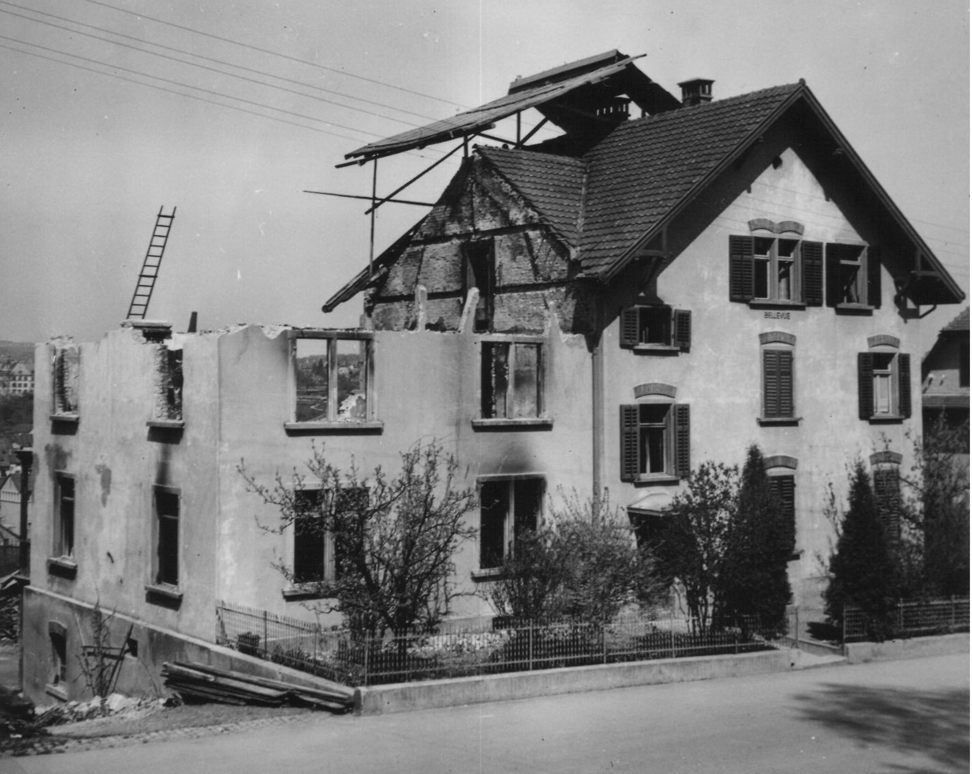 Der Bombenabwurf 1944 hinterlässt in Feuerthalen und Schaffhausen fordert zahlreiche Todesopfer und hinterlässt erheblichen Schaden an Gebäuden.