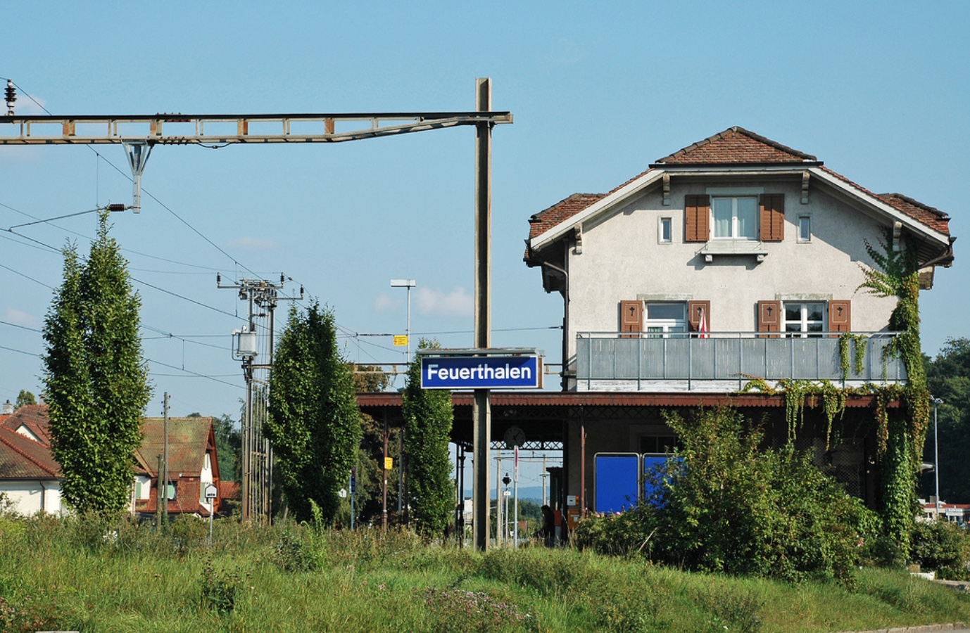 2001 stellt die Mittelthurgaubahn die persönliche Bedienung beim Bahnhof Feuerthalen ein